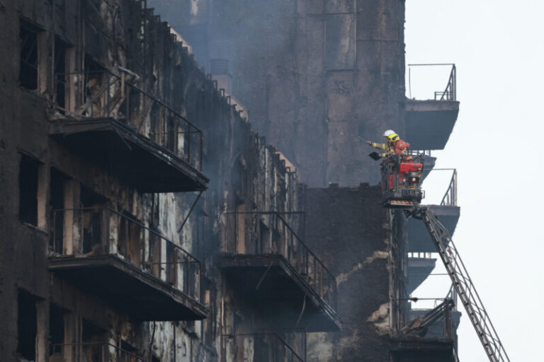 Se elevan a 9 los fallecidos en el incendio de un edificio en Valencia