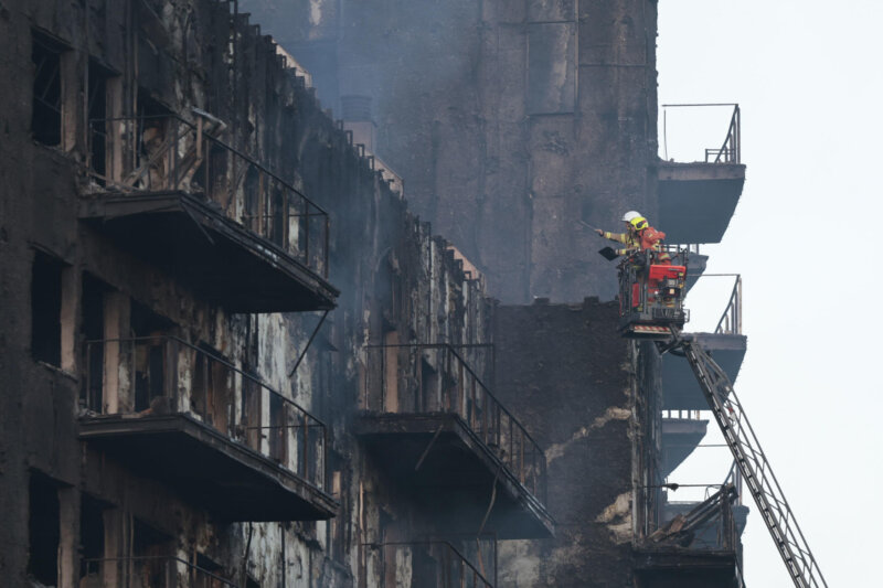 VALENCIA, 23/02/2024.- Los bomberos continúan trabajando este viernes tras el fulminante y devastador incendio en un edificio de viviendas de catorce plantas en València, que se ha propagado a otro anexo, y ha causado cuatro muertos y se busca a otras diecinueve personas que están desaparecidas y a quienes sus familiares no han logrado localizar desde que comenzó el fuego. EFE/Biel Aliño
