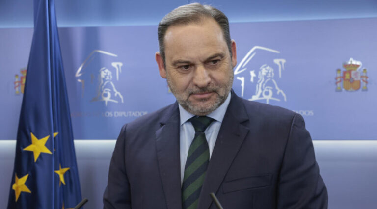 Ábalos pide su readmisión como afiliado del PSOE