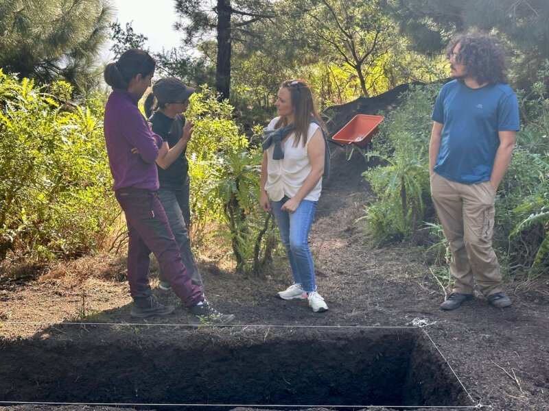 Imagen de Nieves Lady Barrero siguiendo de cerca los trabajos que se llevan a cabo en Fuencaliente, La Palma