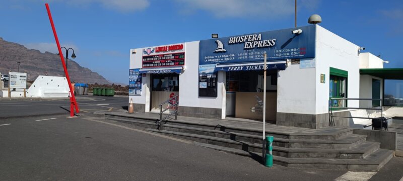 Imagen Líneas Romero en Órzola, Lanzarote, sin operaciones este miércoles por el fuerte oleaje. Foto Salvador Cruz