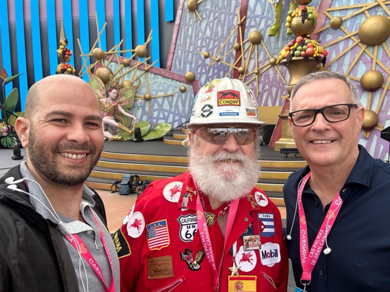 Diferentes conexiones en directo en Buenos Días Canarias nos han mostrado detalles pocos conocidos del carnaval. En la imagen Aday Déniz, cámara de Televisión Canaria (i), José Vázquez personaje del carnaval (c) y Luis Muro redactor de Buenos Días Canarias (d) / RTVC