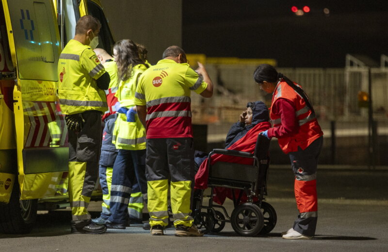 GRAFCAN5143. ARRECIFE (LANZAROTE) (ESPAÑA), 08/02/2024.- La Salvamar Al Nair, de Salvamento Marítimo, ha rescatado este jueves a 56 inmigrantes de origen subsahariano, entre ellos seis mujeres, localizados a bordo de una lancha neumática a 95 kilómetros al nordeste de Lanzarote. Todos han sido trasladados al puerto de Arrecife (Lanzarote). EFE/Adriel Perdomo