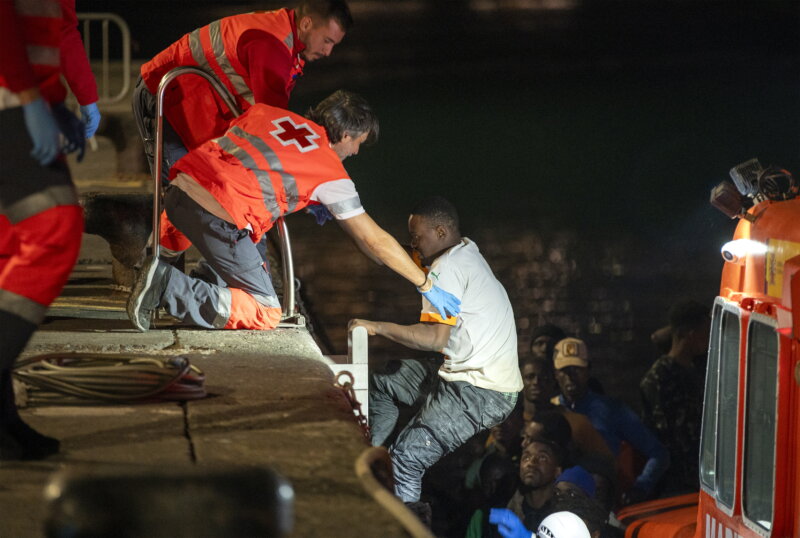 GRAFCAN5144. ARRECIFE (LANZAROTE) (ESPAÑA), 08/02/2024.- La Salvamar Al Nair, de Salvamento Marítimo, ha rescatado este jueves a 56 inmigrantes de origen subsahariano, entre ellos seis mujeres, localizados a bordo de una lancha neumática a 95 kilómetros al nordeste de Lanzarote. Todos han sido trasladados al puerto de Arrecife (Lanzarote). EFE/Adriel Perdomo