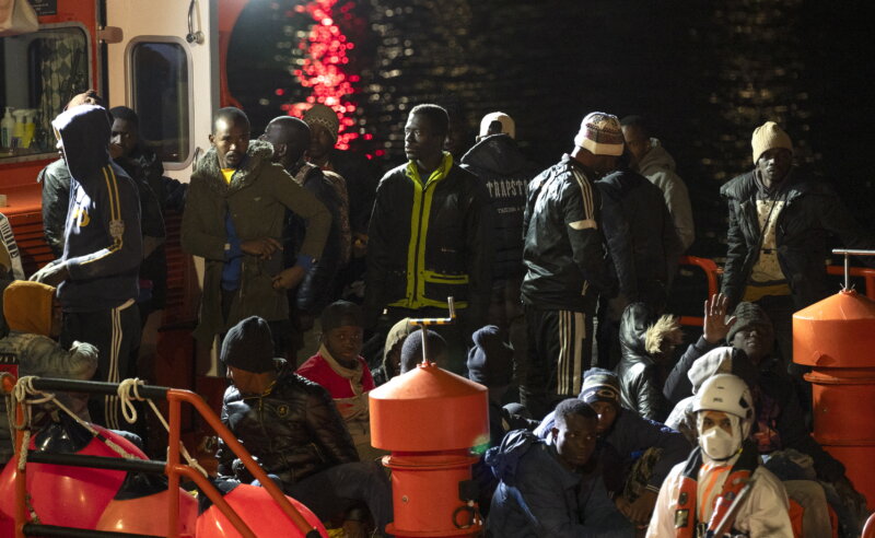 GRAFCAN5140. ARRECIFE (LANZAROTE) (ESPAÑA), 08/02/2024.- La Salvamar Al Nair, de Salvamento Marítimo, ha rescatado este jueves a 56 inmigrantes de origen subsahariano, entre ellos seis mujeres, localizados a bordo de una lancha neumática a 95 kilómetros al nordeste de Lanzarote. Todos han sido trasladados al puerto de Arrecife (Lanzarote). EFE/Adriel Perdomo