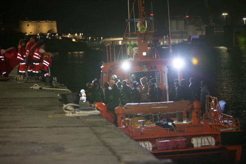ARRECIFE (LANZAROTE) (ESPAÑA), 15/02/2024.- Salvamento Marítimo ha socorrido este jueves por la noche a 30 inmigrantes de origen magrebí localizados a bordo de una patera a 14 kilómetros de la costa de Lanzarote. EFE/Adriel Perdomo
