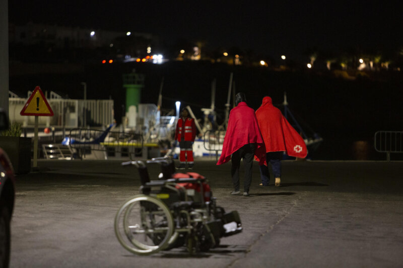 ARRECIFE (LANZAROTE) (ESPAÑA), 15/02/2024.- Salvamento Marítimo ha socorrido este jueves por la noche a 30 inmigrantes de origen magrebí localizados a bordo de una patera a 14 kilómetros de la costa de Lanzarote. EFE/Adriel Perdomo