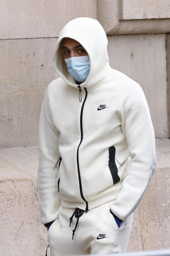 GRAFCAT559. BARCELONA, 28/02/2024.- El rapero Morad llega a la Audiencia de Barcelona donde este miércoles se le juzga acusado de instigar a una multitud a lanzar piedras a los policías que en 2021 que actuaron ante las quejas vecinales por el ruido causado por la grabación, sin permiso, de un vídeo musical con un dron y para quien la Fiscalía pide siete años de cárcel. EFE/Quique García