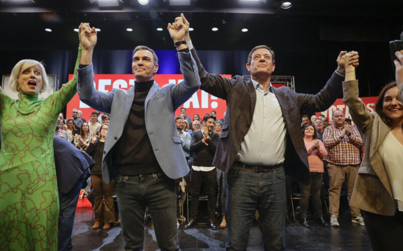 A CORUÑA, 15/02/24.- El presidente del Gobierno y secretario general del PSOE, Pedro Sánchez (2i), junto al candidato de su partido a la presidencia de la Xunta de Galicia, José Ramón Gómez Besteiro (2d), la alcaldesa de la ciudad, Inés Rey (d) y la cabeza de lista por la provincia de A Coruña, Patricia Iglesias (i), en un mitin celebrado este jueves en A Coruña.- EFE/Cabalar