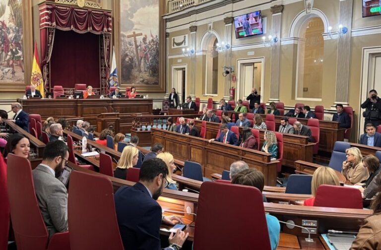 El Parlamento pide la derivación obligatoria de menores migrantes a otras CCAA