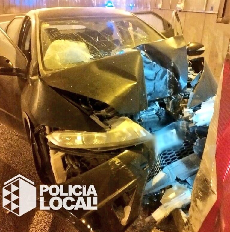 Evacuado en ambulancia el conductor de un vehículo tras sufrir un accidente en S/C de Tenerife