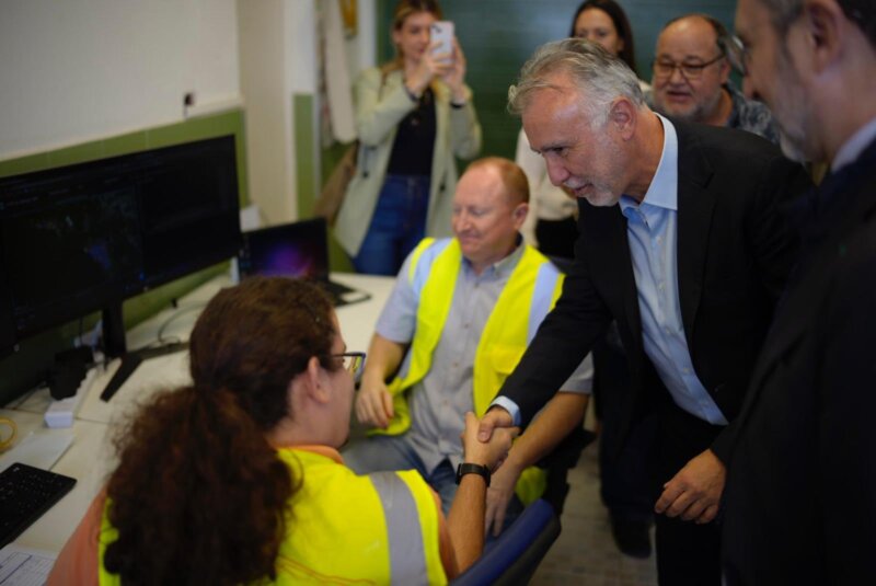 Ángel Víctor Torres visita el centro de control de detectores de gases en La Palma. Imagen Ministerio de Política Territorial y Memoria Democrática