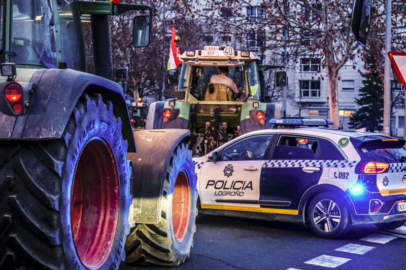 LOGROÑO, 06/02/2024.- Agricultores riojanos llevan su protesta a las puertas de la Delegación de Gobierno de La Rioja en Logroño este martes. Las protestas de agricultores, muchas de ellas de productores independientes convocados por las redes sociales, están afectando desde primera horas de este martes a numerosas carreteras de la vía principal y secundaria del país con cortes totales o parciales debido a la presencia de tractores. EFE/Fernando Díaz