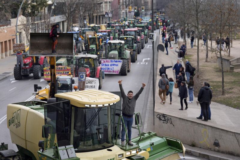 Decenas de tractores se concentran en la ciudad de Girona este martes cuando los agricultores españoles generalizan esta semana sus protestas y se echarán a la calle en varias provincias del país para pedir cambios en las exigencias normativas ambientales, más flexibilidad de la Política Agraria Común (PAC) y ayudas por la sequía, entre otras demandas. EFE/David Borrat