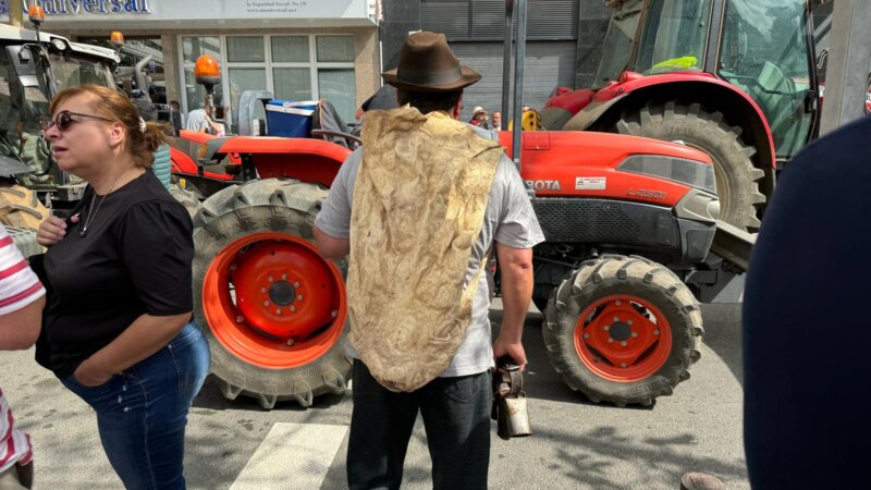 Los tractores paran en la sede de Presidencia del Gobierno de Canarias