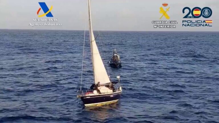 Interceptan un velero al oeste de Canarias que transportaba 200 kilos de cocaína