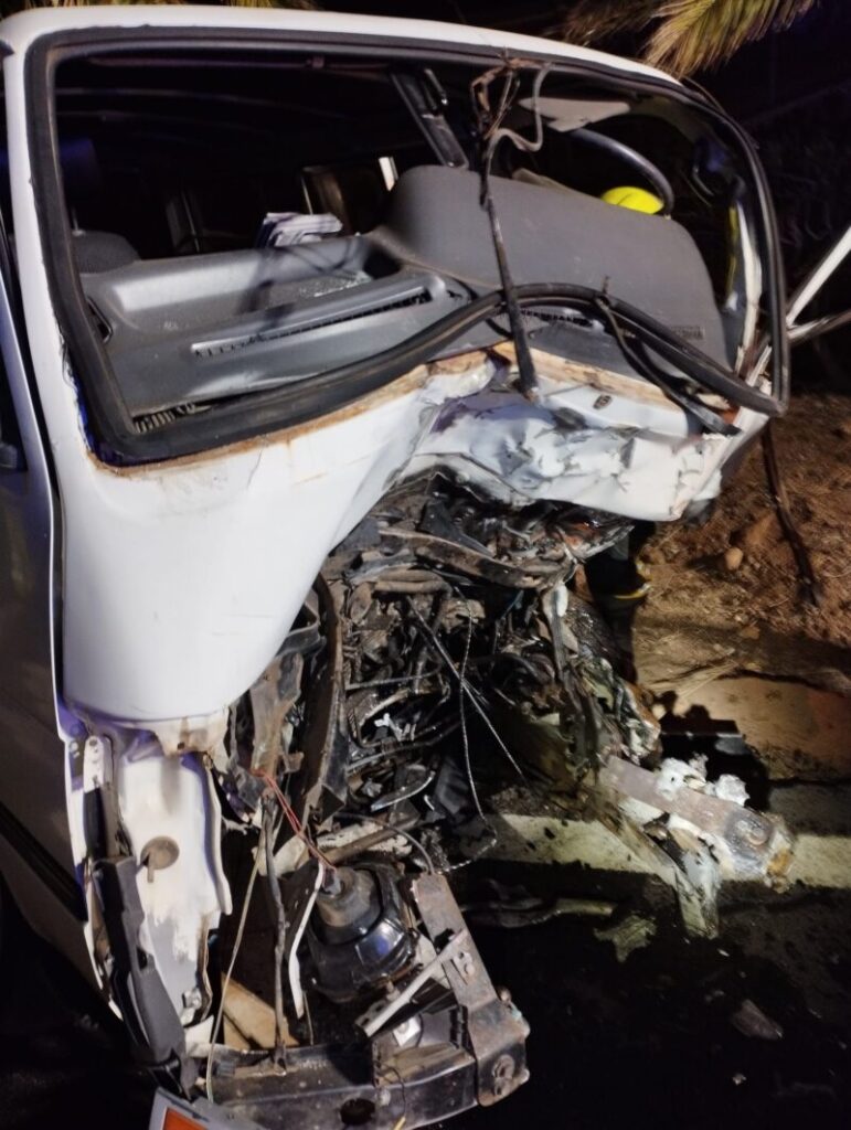 Tres de los heridos en el choque frontal quedaron atrapados en los vehículos