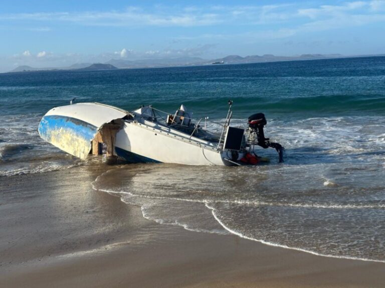 Un velero queda encallado en la Playa de Papagayo