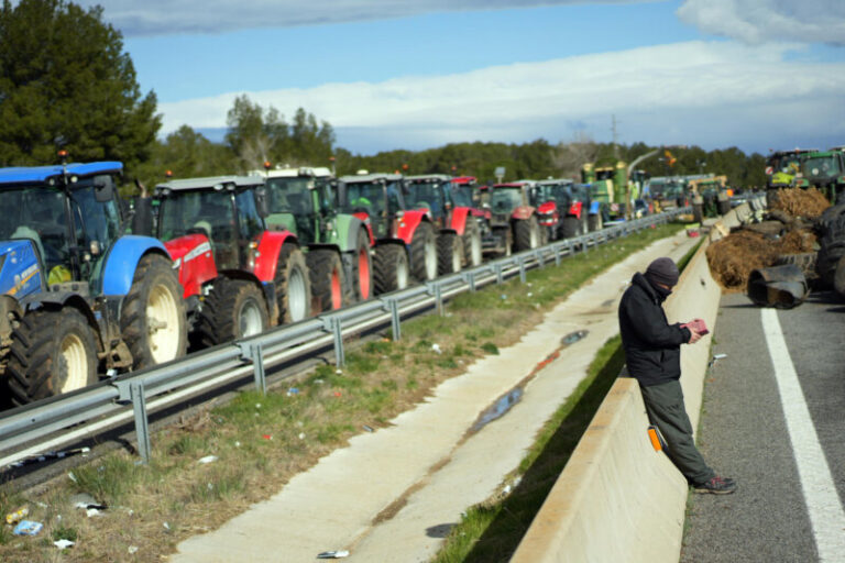 Los agricultores mantienen los cortes en las carreteras fronterizas con Francia