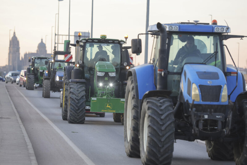Los agricultores mantienen las movilizaciones tras la reunión con el Gobierno