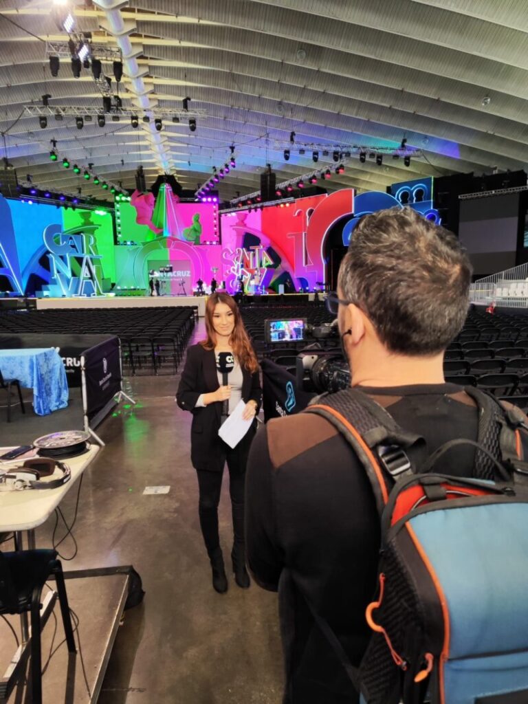 Sergio Bencomo en la cámara y Gema Padilla, redactora, han realizado conexiones para el programa Buenos Días Canarias en distintos puntos del Recinto Ferial / RTVC