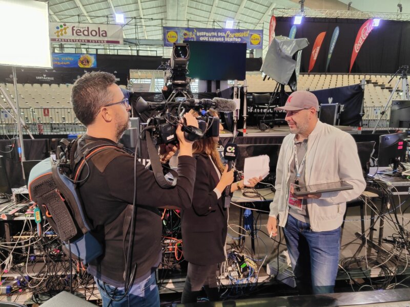 Compañeros de Buenos Días Canarias realizando una entrevista en directo al director de la Gala de la Reina, Jep Meléndez / RTVC