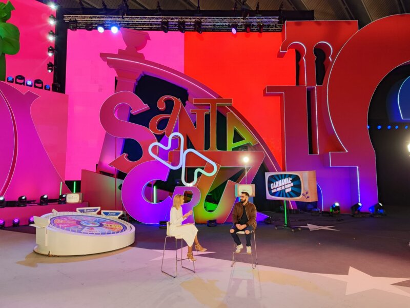 Entrevista a Nareme Melián, diseñador del escenario del carnaval de Santa Cruz de Tenerife dedicado al mundo de 'la televisión' / RTVC