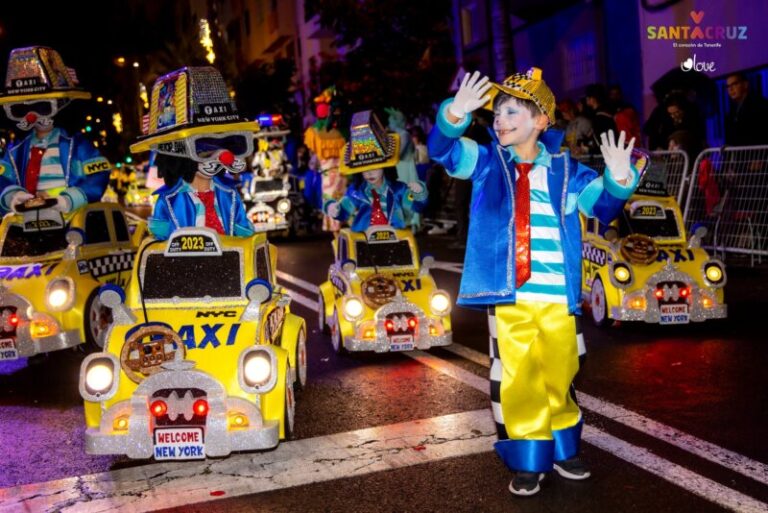 El Carnaval de Santa Cruz de Tenerife salió a la calle con la Cabalgata Anunciadora