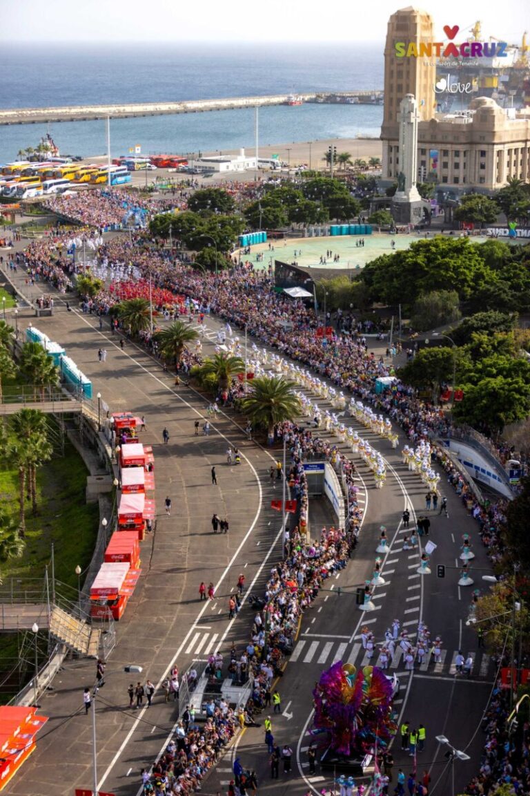 Santa Cruz de Tenerife se llena en el Carnaval de Día