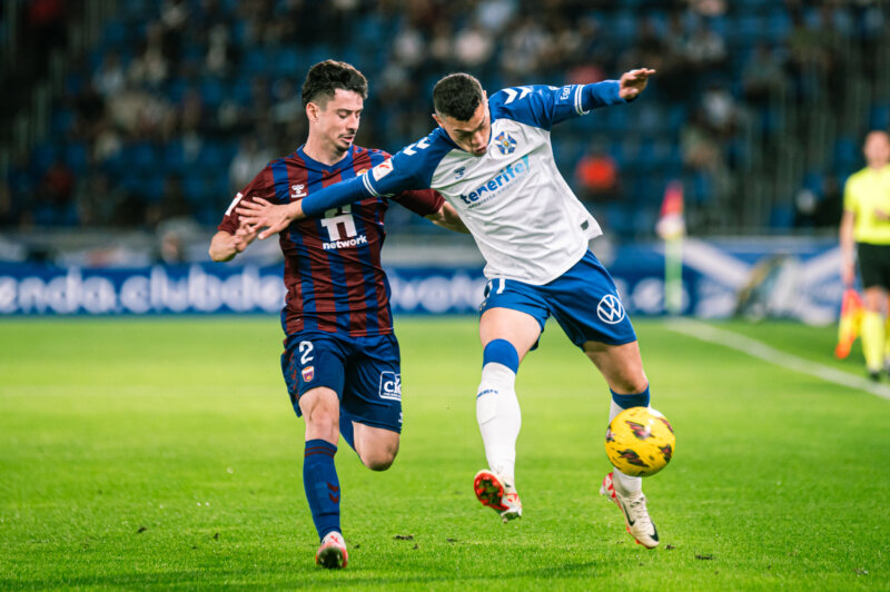 Imagen del encuentro entre el CD Tenerife y el Eldense / San Acosta CD Tenerife