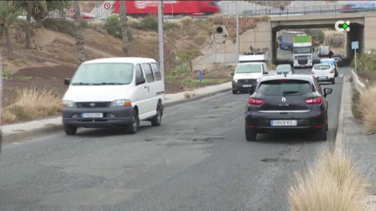 Denuncian el mal estado de una carretera en Telde, Gran Canaria