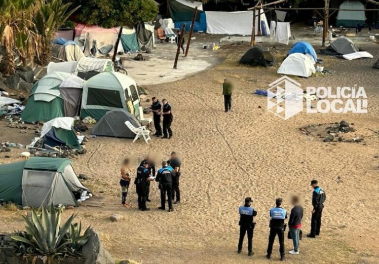 Policía Local y Policía Portuaria notifican el desalojo de la playa anexa al Parque Marítimo de Santa Cruz