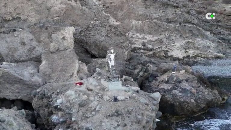 Construyen una escultura en plena Playa de La Molina, en Gran Canaria