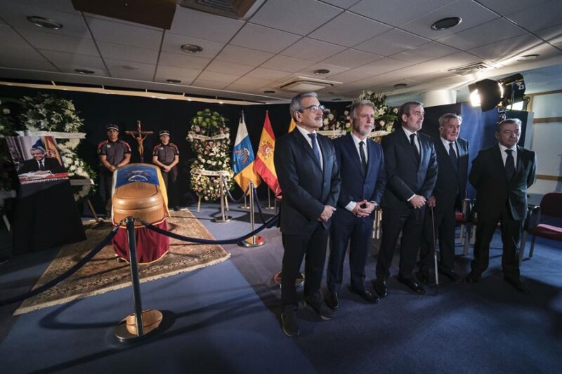 La familia del expresidente canario, Lorenzo Olarte Cullen, fallecido el 2 de febrero, en un momento del funeral oficiado en la Iglesia de Santo Domingo de la capital grancanaria, donde fueron arropados por familiares, amigos y varios de los expresidentes regionales, como el ministro de Política Territorial, Ángel Victor Torres (d) y el actual presidente, Fernando Clavijo (2d). EFE/Ángel Medina G.