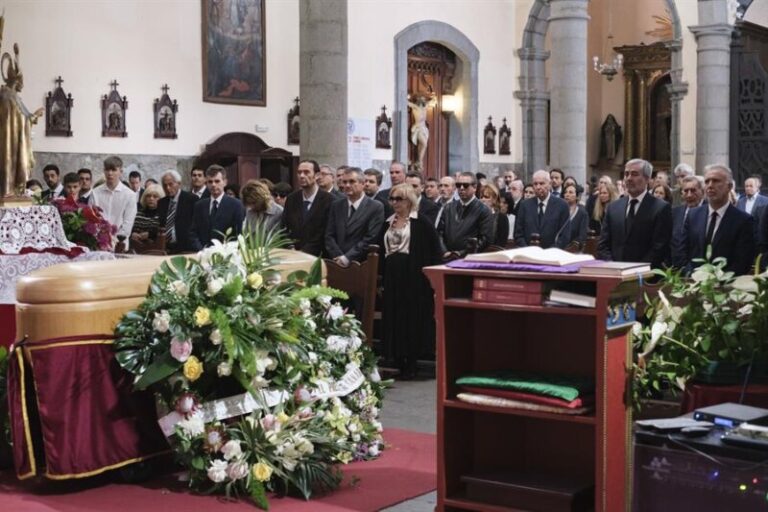 Canarias rinde homenaje a Lorenzo Olarte en su misa funeral