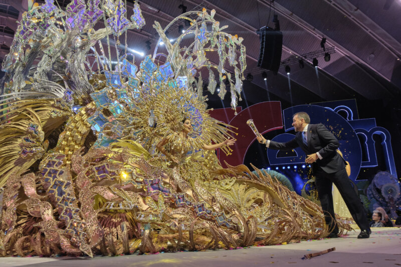 El alcalde José Manuel Bermúdez entrega el cetro de Reina