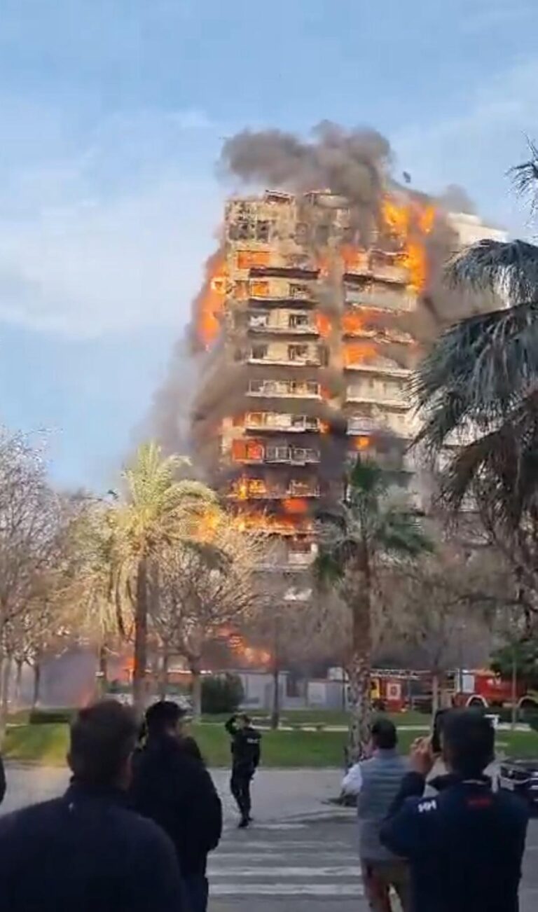 Al menos cuatro muertos en el incendio de un edificio en Valencia