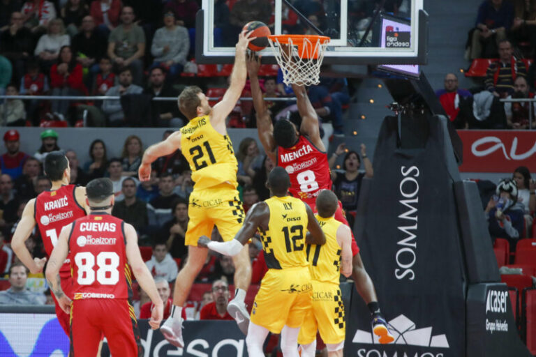 100-106. El Lenovo Tenerife alarga su buena racha en Zaragoza a base de triples