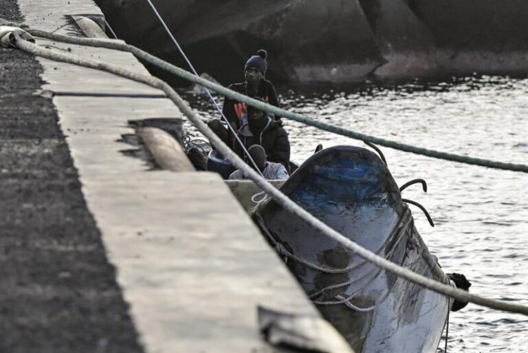 Más de 500 migrantes llegan en las últimas horas a Canarias, entre ellos dos niños y un bebé