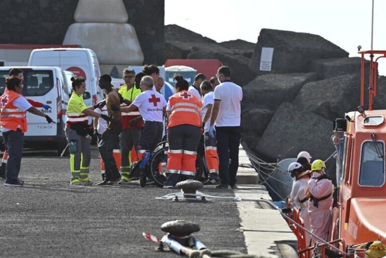 Dos fallecidos en un cayuco rescatado en Gran Canaria
