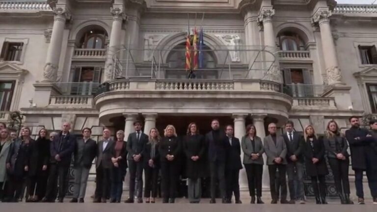Minuto de silencio por las víctimas del incendio en Valencia se suceden en todo el país