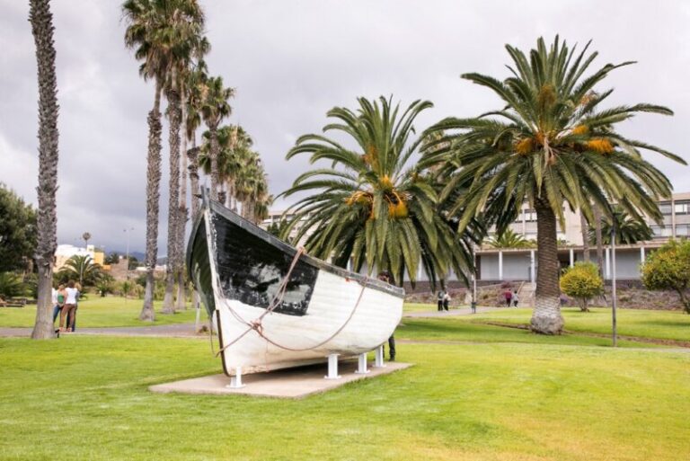 Alumnos de la ULL se manifiestan ante el incendio “racista” de una patera en el campus