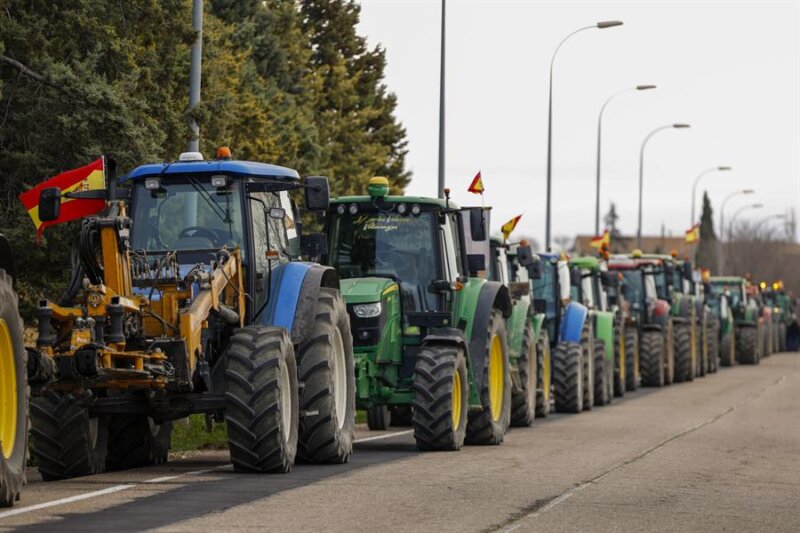 El campo cumple una semana de protesta con tractoradas en toda España 