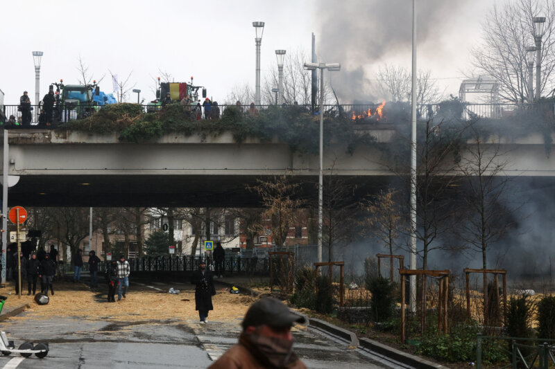 La gente participa en una protesta de los agricultores europeos por las presiones de precios, los impuestos y la regulación verde, el día de una reunión de Ministros de Agricultura de la UE en Bruselas, Bélgica, el 26 de febrero de 2024. REUTERS/Yves Herman