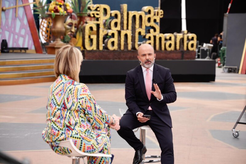 Paco Luis Quintana ha realizado el Telenoticias 1 desde el escenario del carnaval de Las Palmas de Gran Canaria / RTVC 