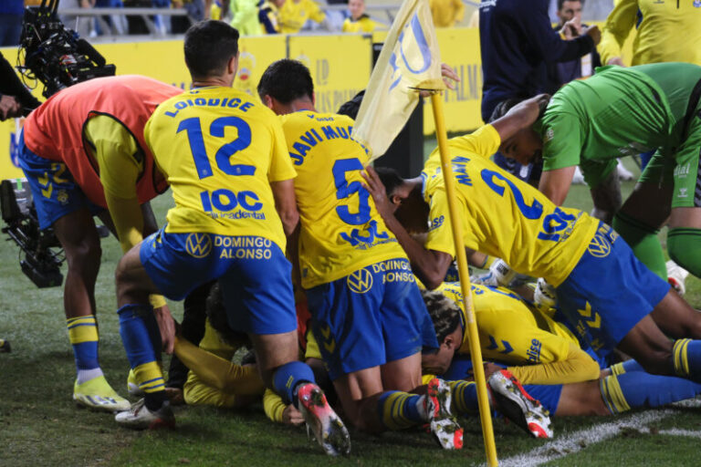 2-0. Las Palmas gana al Valencia y sueña con Europa