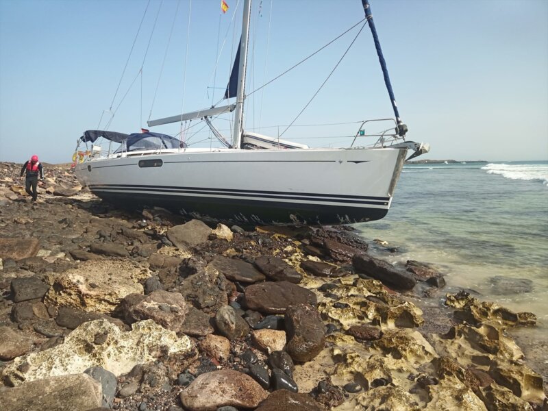 Encalla un velero en la Isla de Lobos y extraen su combustible para evitar un vertido