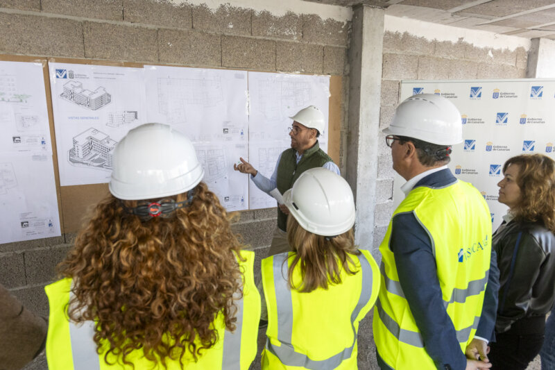 Visita a las viviendas protegidas de alquiler asequible que se construyen en La Gallega (Santa Cruz de Tenerife) / VISOCAN
