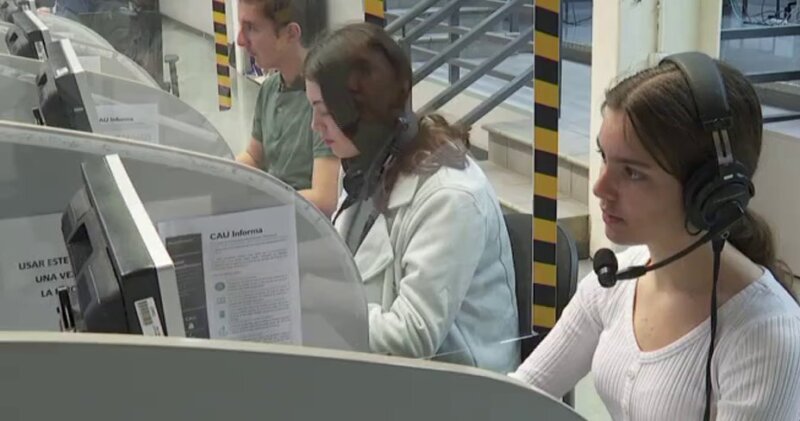 Alumnado del Proyecto Work Experience durante su experiencia en la redacción de Televisión Canaria / RTVC