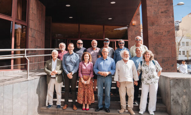Llega a La Gomera 'La Peregrina', el velero que cruzará el océano con medios del S. XVII